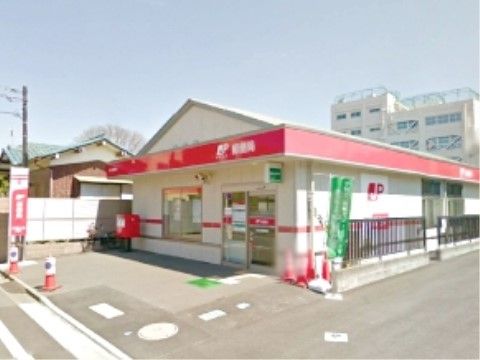 赤と白の明るい外観