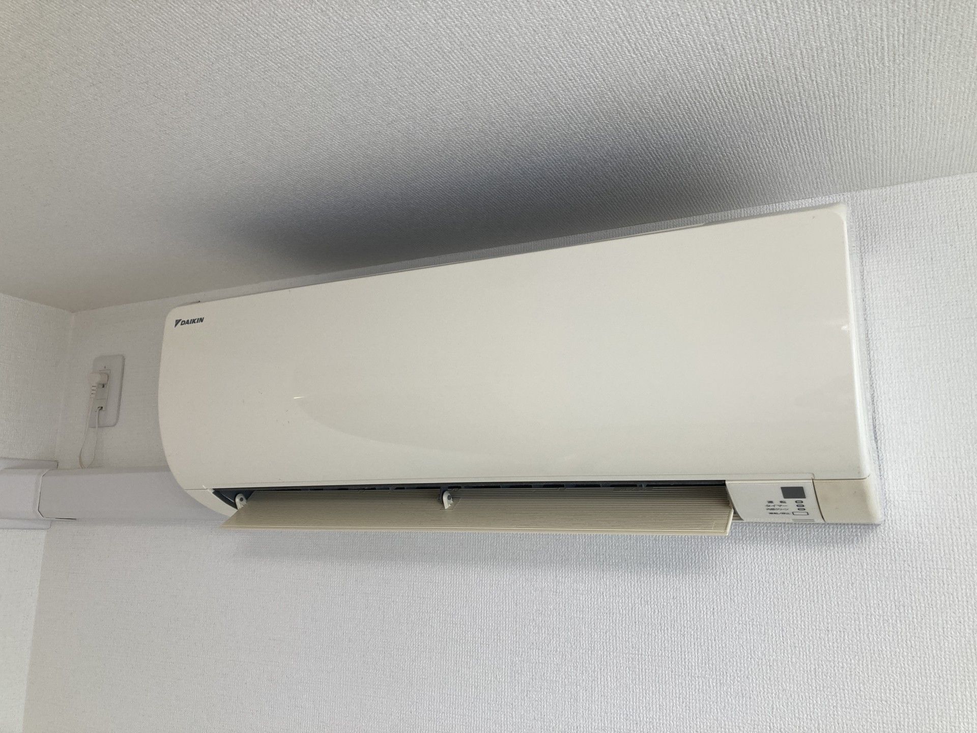 壁に設置された空調設備