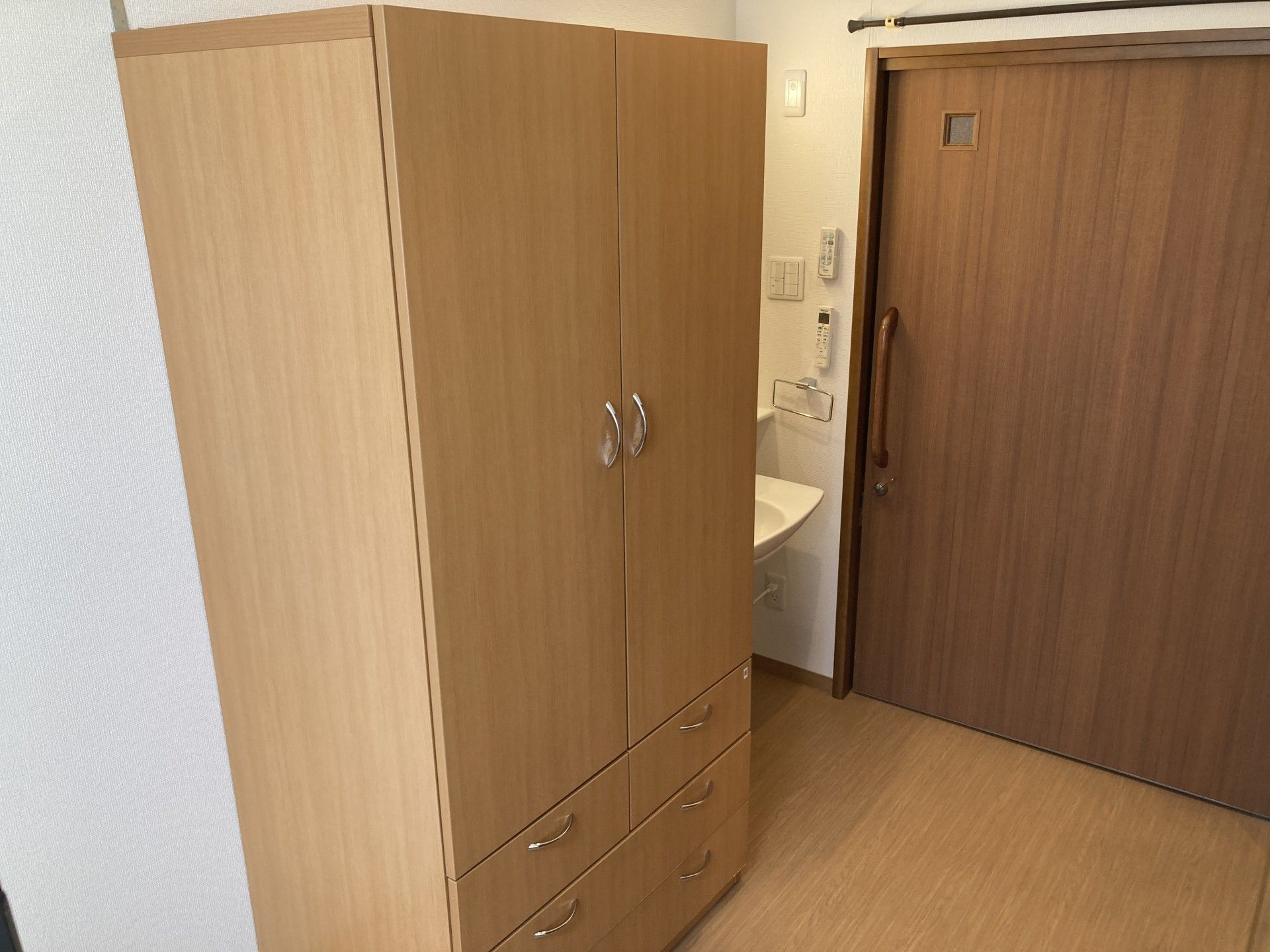 木製の収納と引き戸