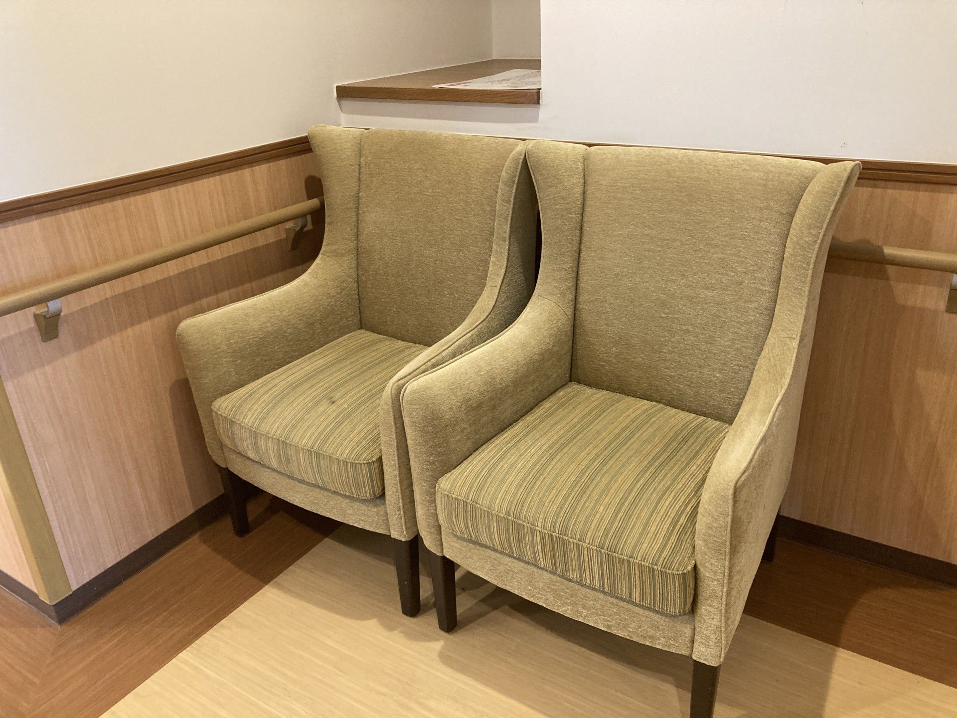 落ち着いた色合いの椅子