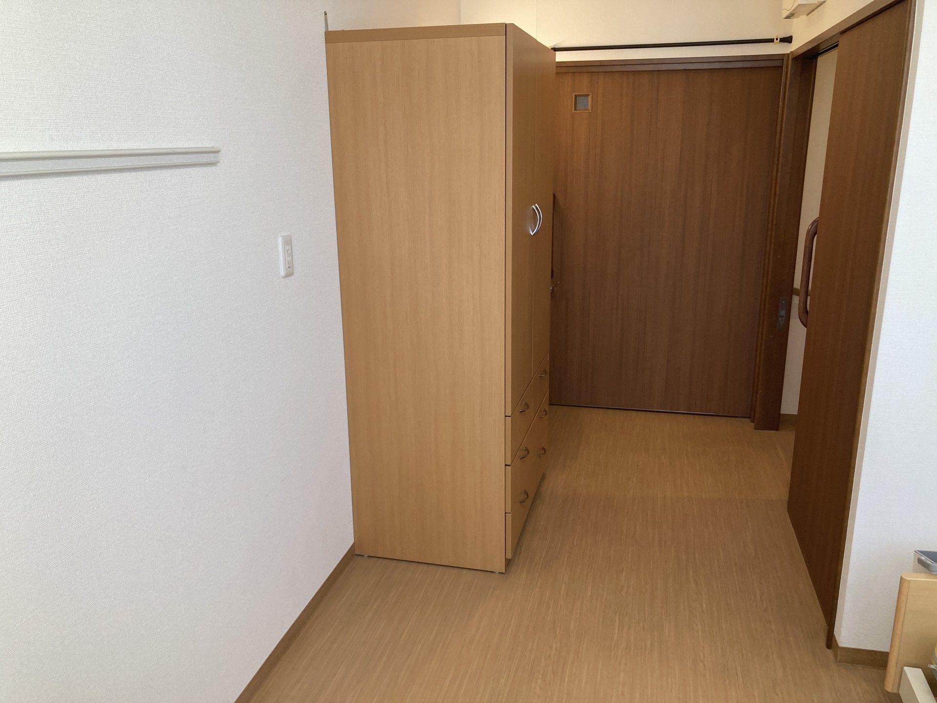 木製の収納と引き戸の廊下