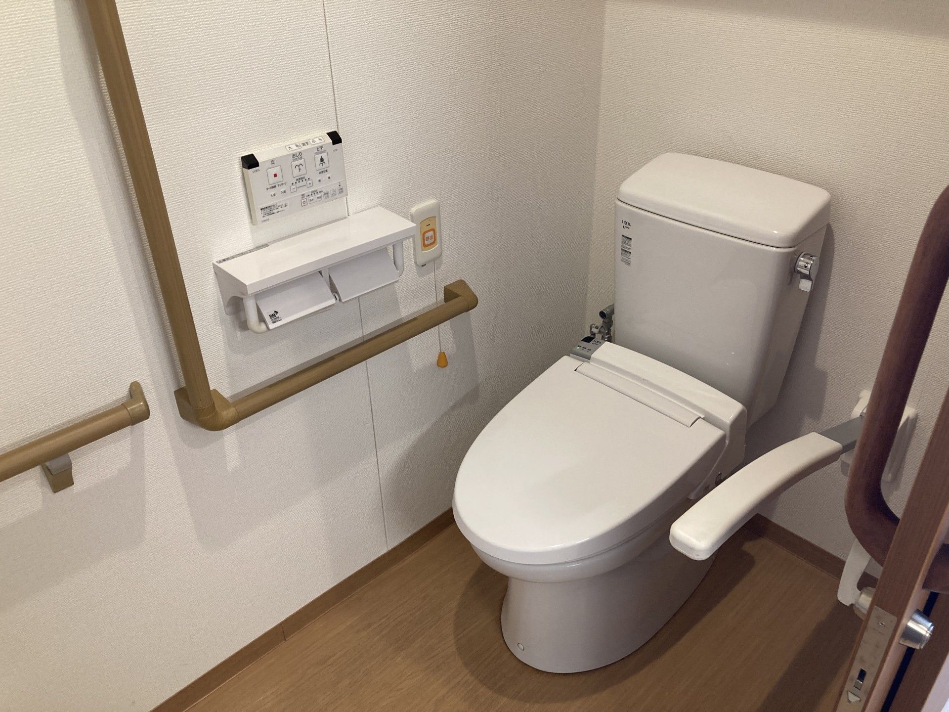 手すり付きのトイレ