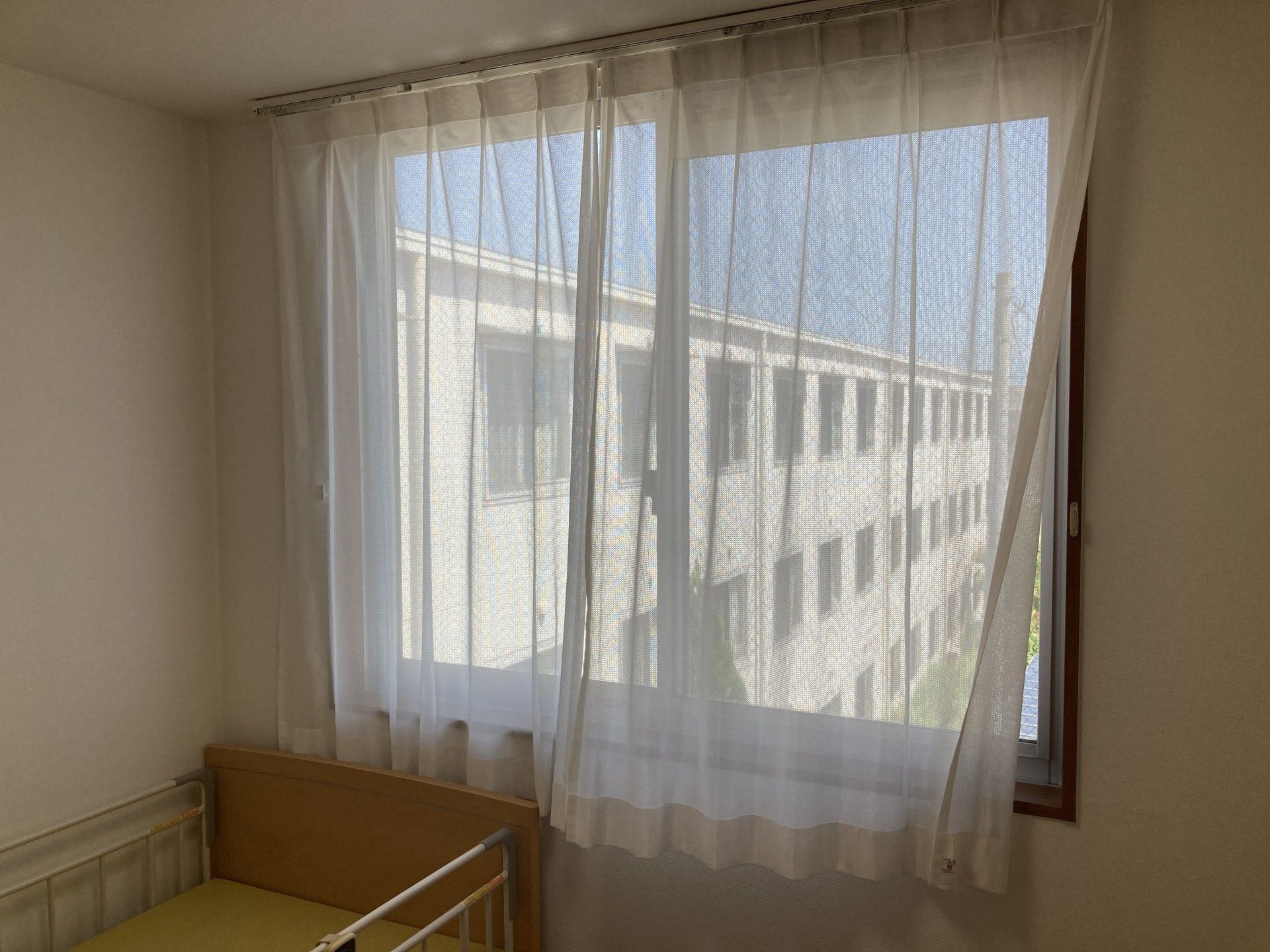 窓際のベッドとカーテン