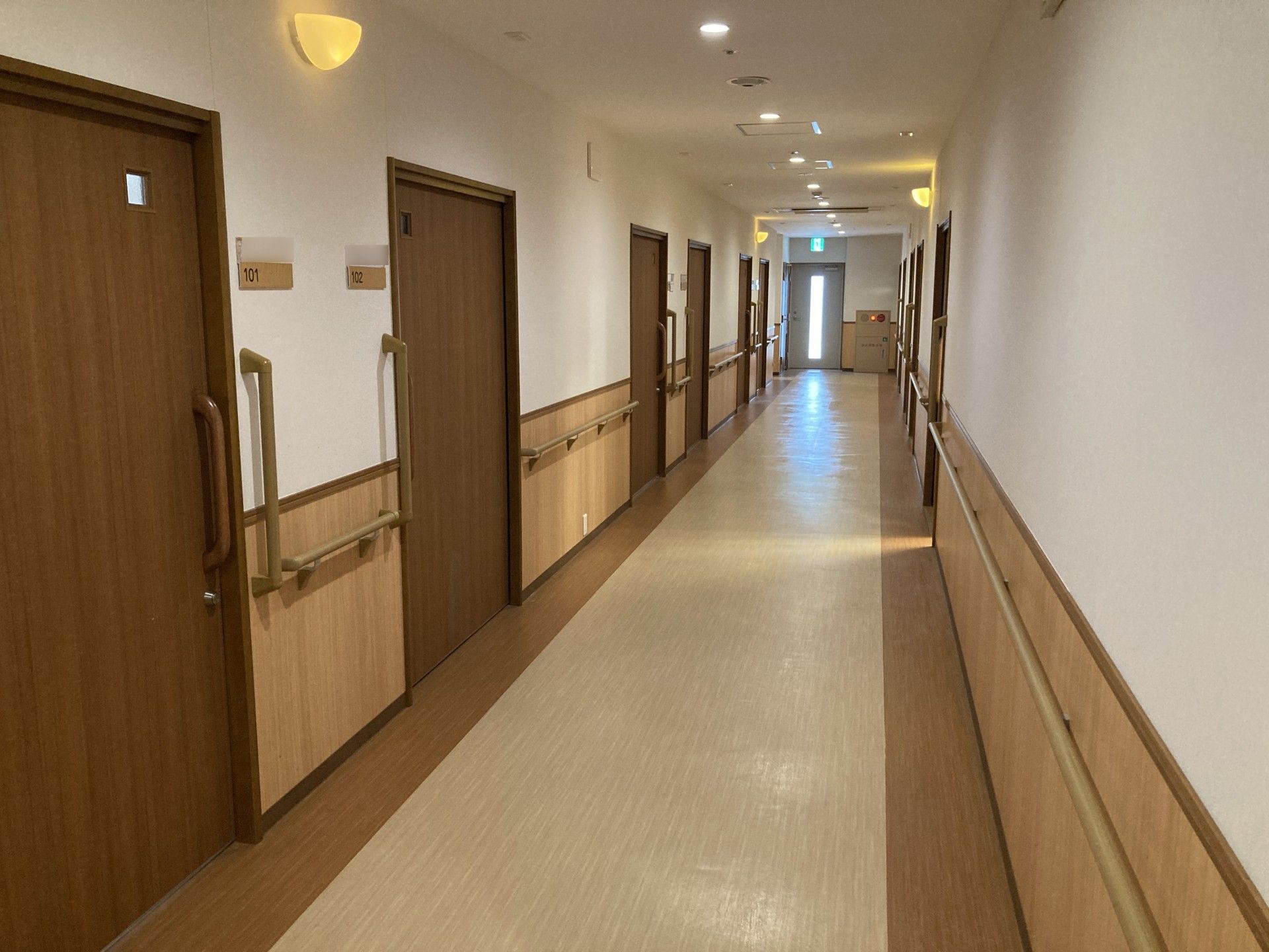 手すり付きの廊下