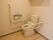 温水洗浄便座のあるトイレ室内は広く、車椅子での入室が可能。手すりが多くついているため安全面でも安心である。