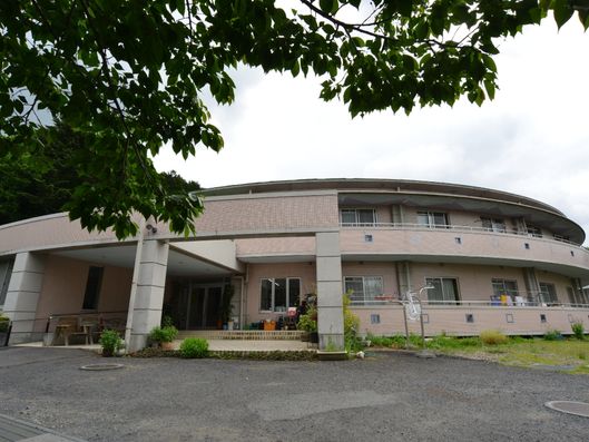 自然豊かな立地の施設