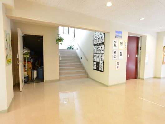 明るく上り下りしやすい階段