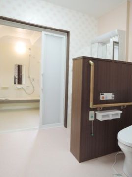 使い勝手の良い浴室は個人で使用することができる。他の方に気を遣わずにリラックスして利用でき、洗面台やトイレも付属している。