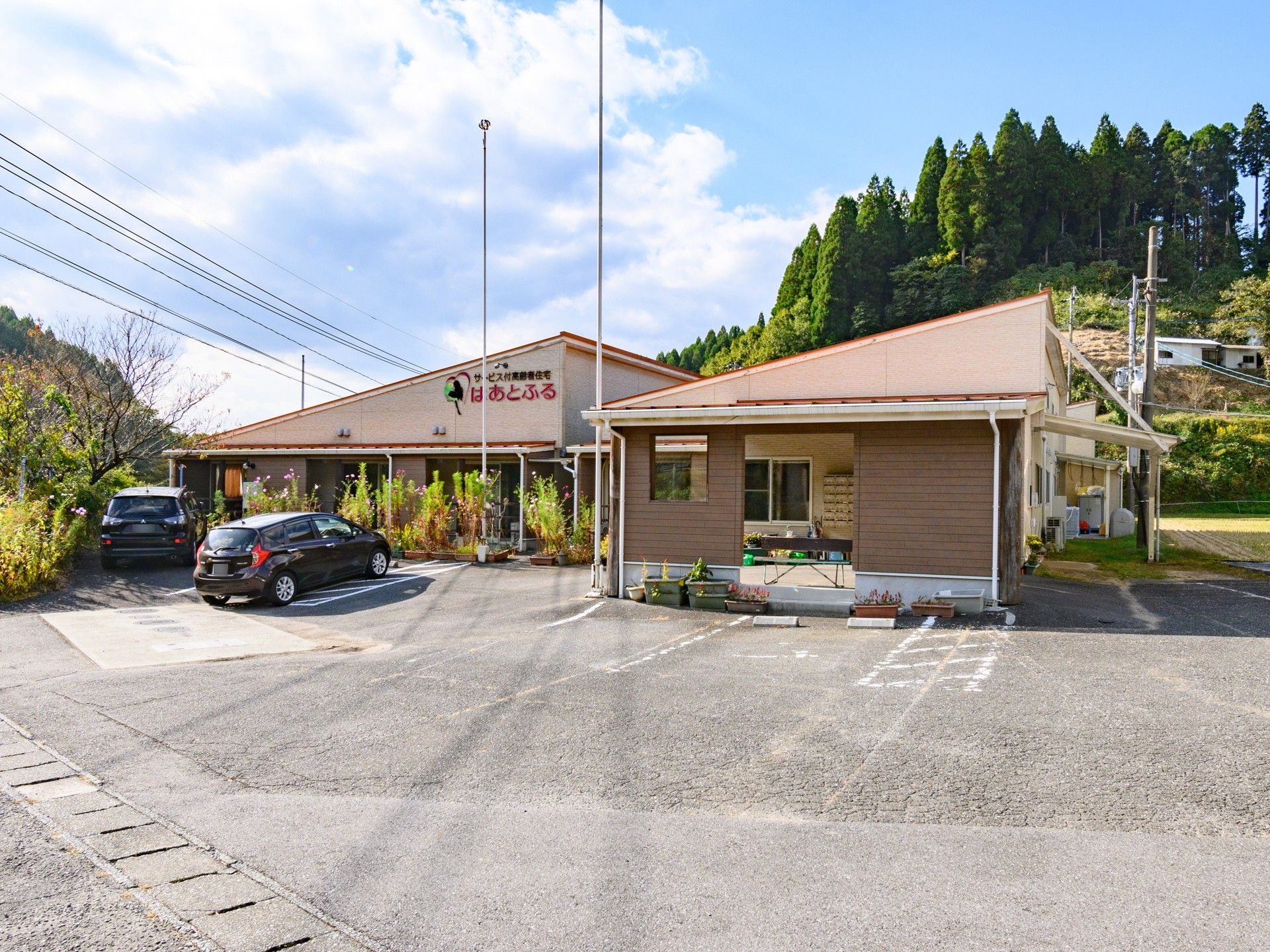 ベージュの外観で平屋の建物