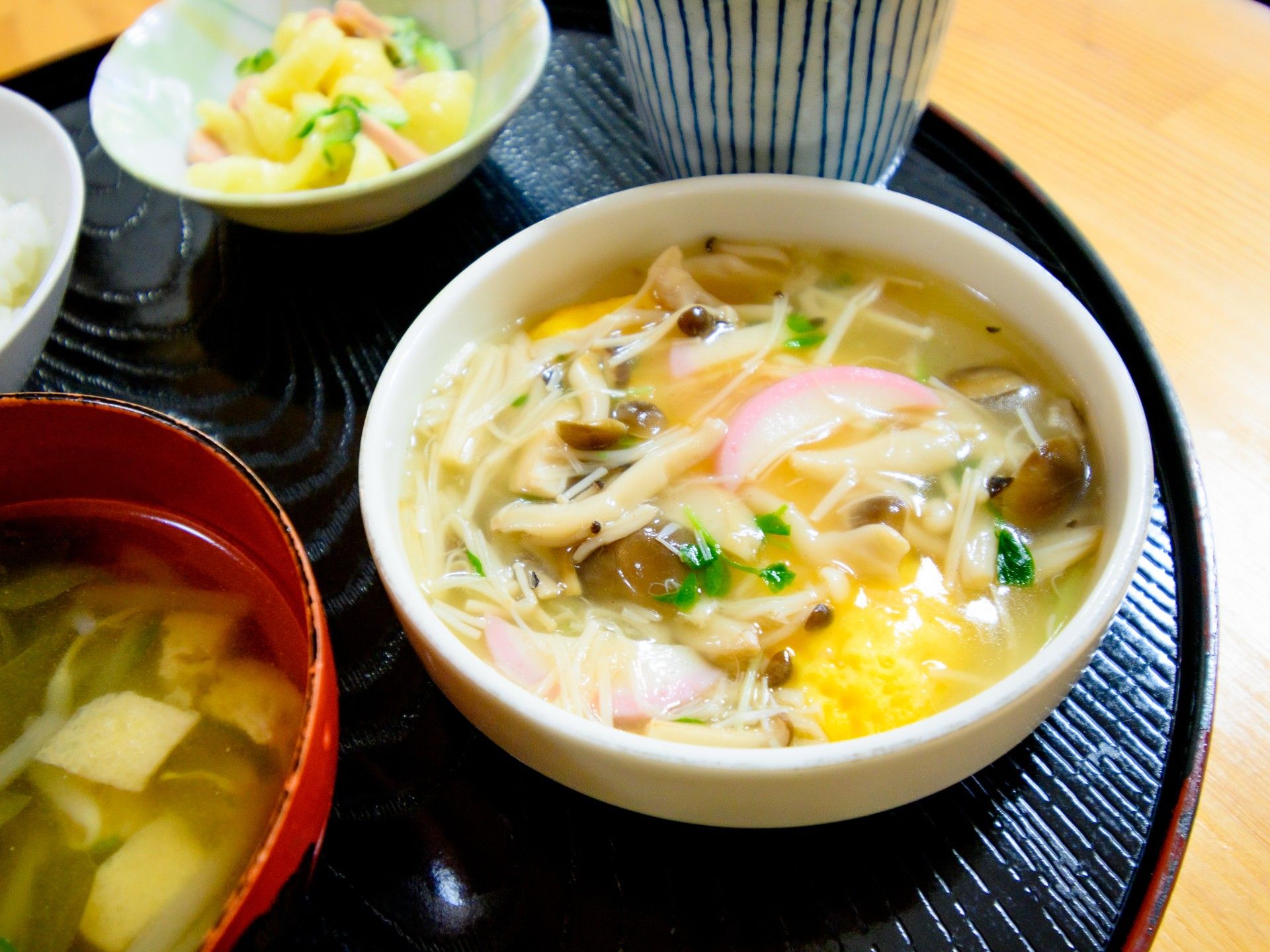 かまぼこの入った丼のメニュー