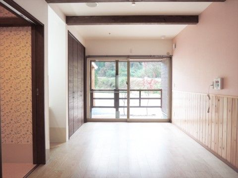 明るく広々としたガラス面を持つ廊下。かなりゆとりがある幅で、窓の先の緑を眺めながら館内を散歩することができる。