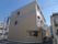 角地に建ち、移動する時にも大変便利な場所にある施設は、近隣の住宅との距離も適度にとられており開放的である。