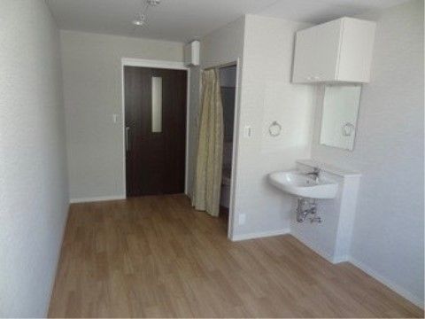 居室は段差がなく、ストレスのないバリアフリーである。空調設備や洗面台、トイレなども備え付けられている。