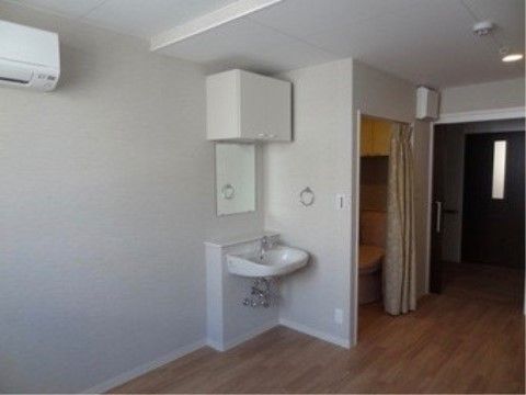 居室内にトイレがあり、ドアや段差で区切られていない。そのため、容易にストレスを感じずに利用していただけるような設計となっている。