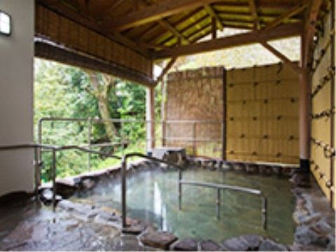 自然に囲まれた露天風呂