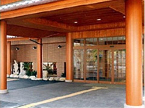 玄関部分には大きな屋根が付いており、風雨除けに役立っている。出入り口は自動扉で段差のないバリアフリーの作りになっている。