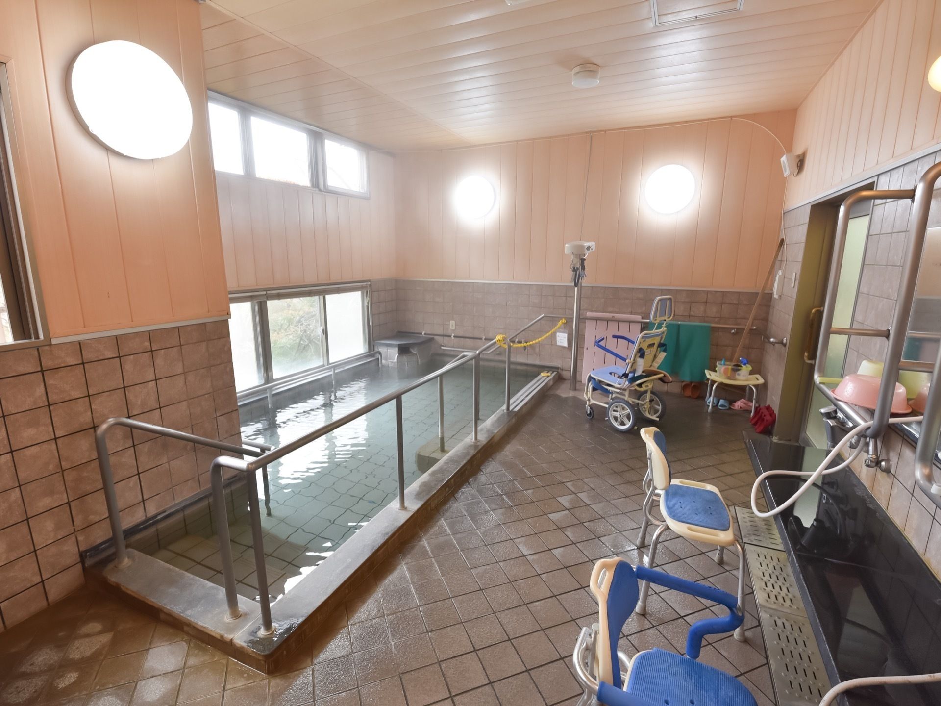 大浴槽には入浴用リフトが装備されており、ステップや手すりが備え付けられている。洗い場には、シャワーチェアが用意されている。