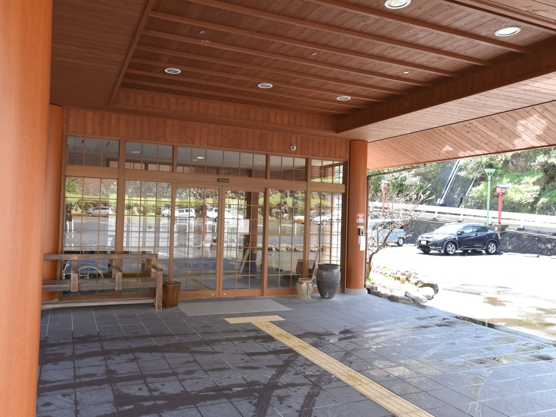 広々としたポーチである。玄関は、木製自動ドアになっている。ベンチが置かれている。床には、誘導ブロックが敷かれている。