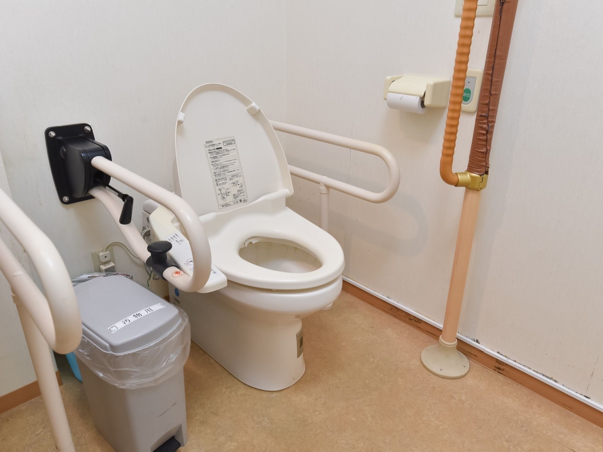 清潔感のある広いトイレになっている。手すりが多くあり、安全に利用することができる。呼び出しボタンを設置しており、緊急時も安心である。