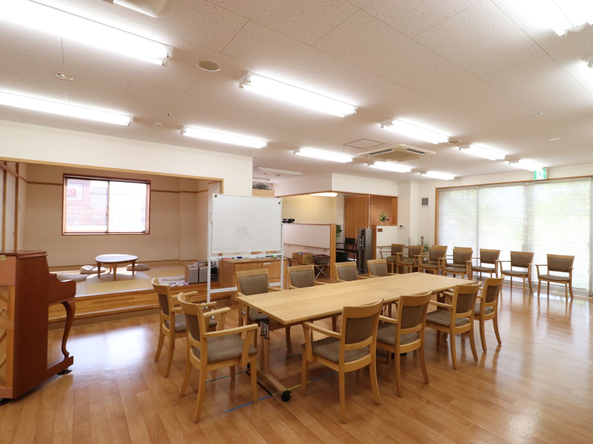 木材を多く使用したテーブルセットが設置されているダイニング