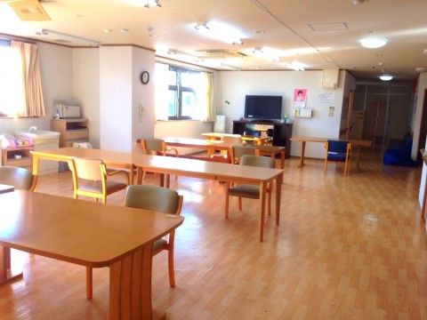 テーブルセットが並べられた食堂は、明るく清潔に整えられている。床はバリアフリーになっており、車椅子で動くスペースも十分にある。