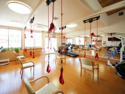 部屋の中央には椅子が並べられており、天井から取っ手付きの紐が下りていて、腕の運動をすることができる。