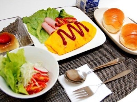 卵料理がメインディッシュの、スプーンとフォークが添えられた洋食