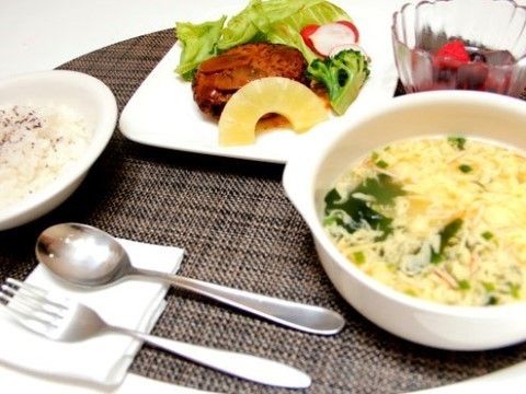 ハンバーグにレタスやパイナップルが添えられている一皿がメインの食事