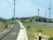 施設の周辺には、大きな建物もなく閑静で落ち着いた雰囲気となっている。また黄緑色の色鮮やかな芝生も広がっており、安心してお過ごしいただける。