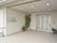 施設の玄関外には、屋根がついている。玄関は横開きのドアで、3つの鉄製板が並んでいる。外には観葉植物がいくつか置かれている。
