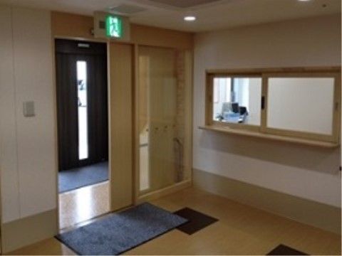 バリアフリーに対応した玄関に入ると事務室と繋がったカウンターが設置されており、安全面にも配慮している。