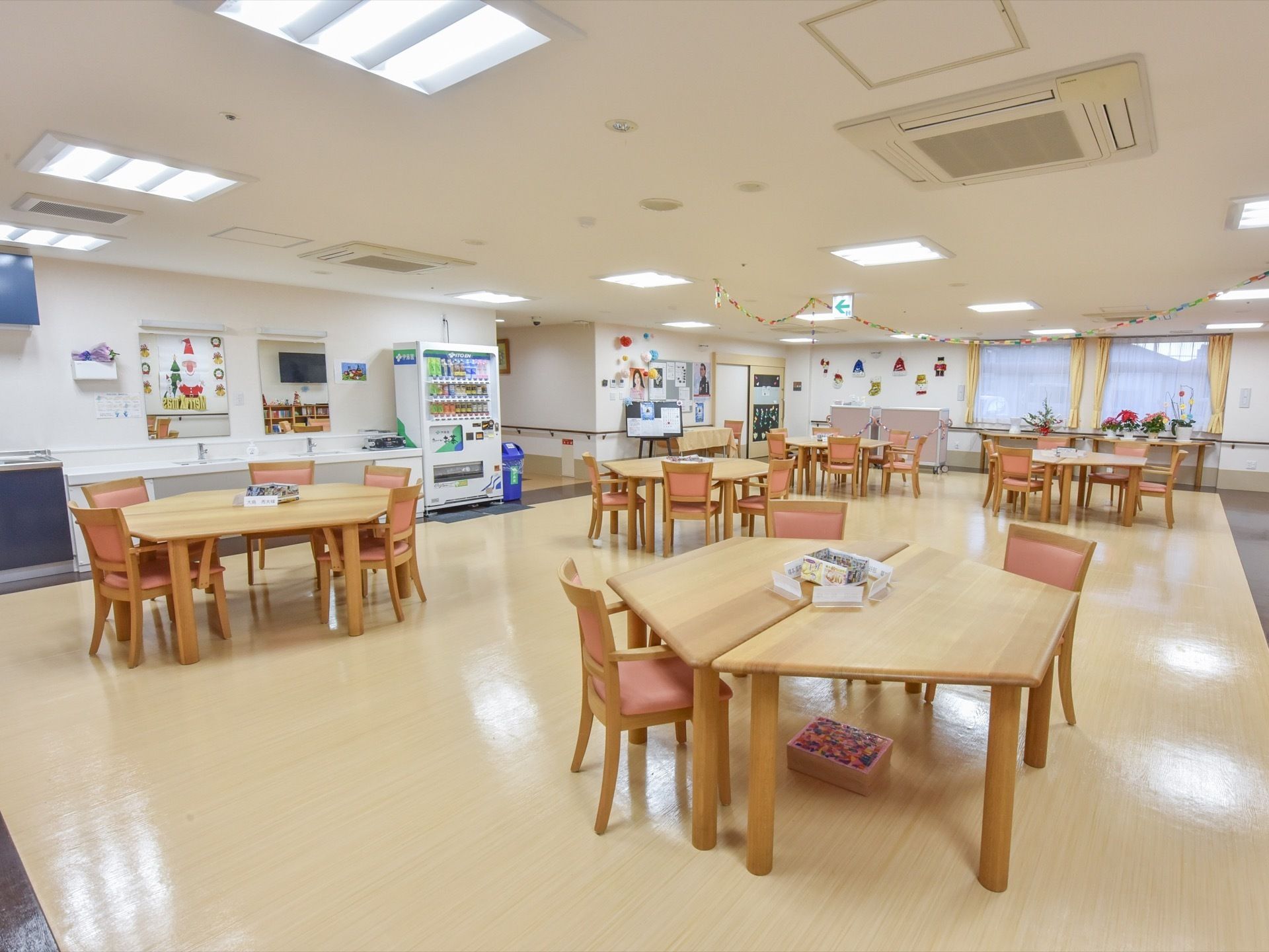 入居者様が集まる部屋のテーブルには、ネームプレートを用意して、座る場所が一目でわかるよう工夫している。