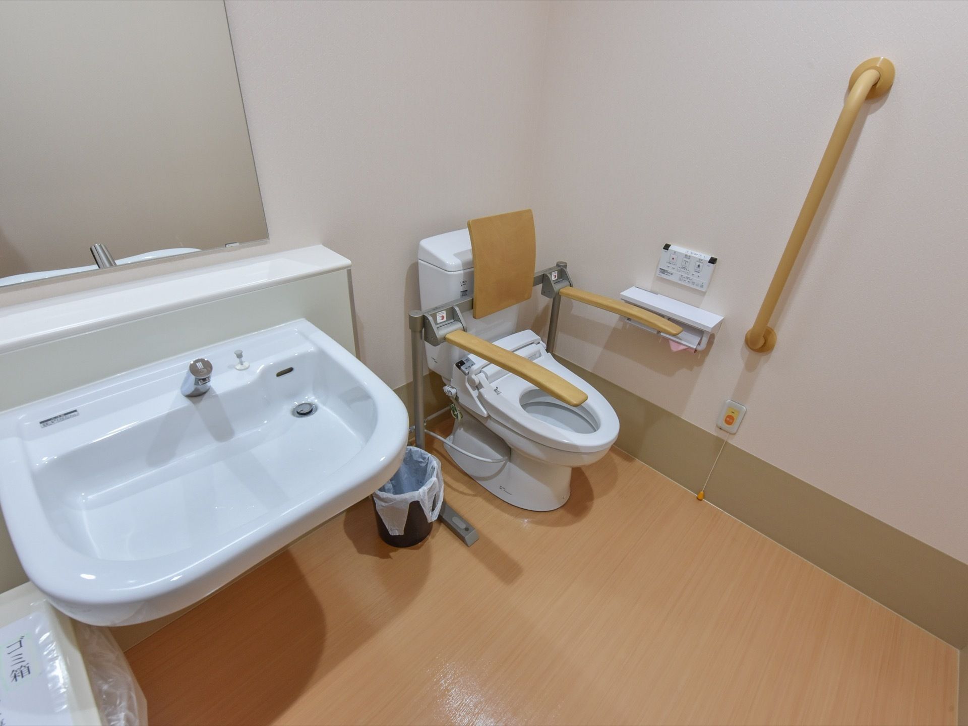 トイレ内には洗面台があり、手を近づけると自動で水が出る。また鏡の前には、手洗い中などに物を置くことができるスペースがある。