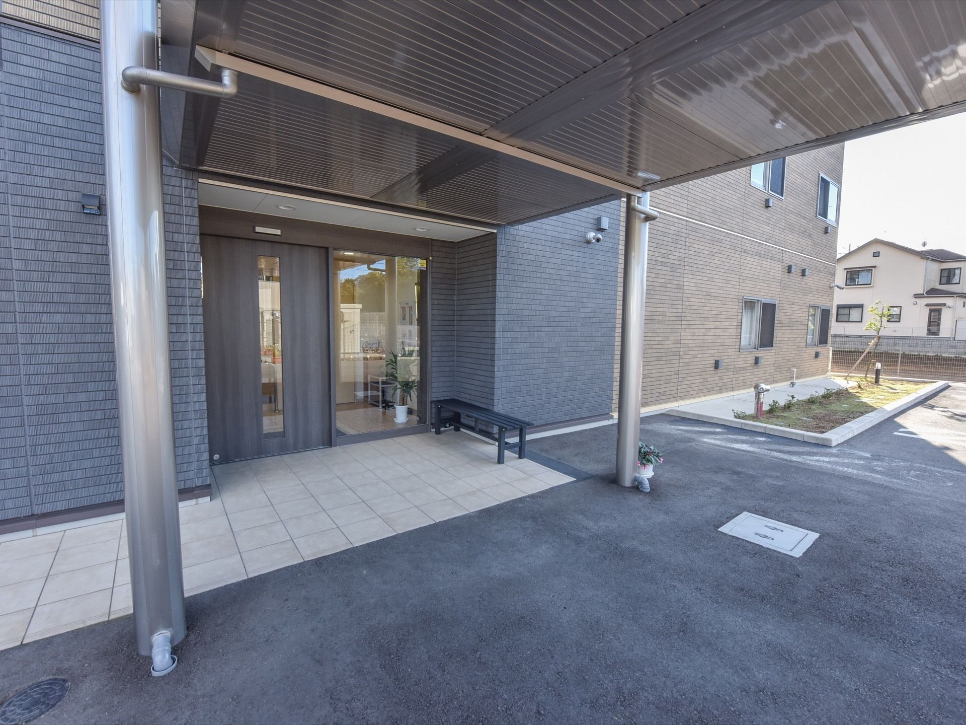 建物入口前は大きな屋根がある。車を屋根の下に入れることで、雨に濡れずに車の乗降りができ、とても便利。