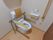 温水洗浄暖房便座が付いた洋式トイレが設置されている。高齢者でも使いやすいようにひじ掛けや背あてが追加されている。