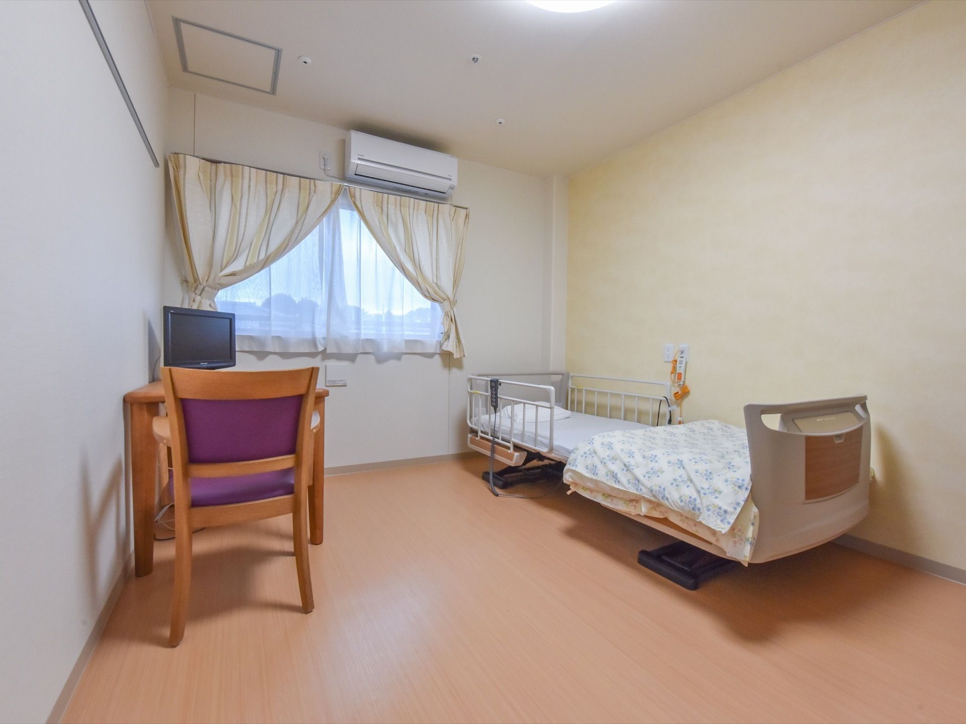 ワンルームタイプのお部屋には腰高の窓がある。壁にはエアコンが設置されているので、入居者様に合わせた室温変更が可能。