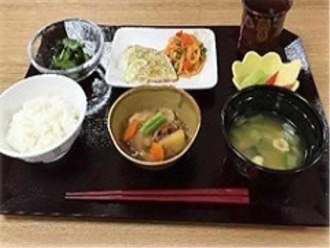 食事の一例である。小鉢などの副菜の種類も多く、栄養面はもちろんのこと、食べることを楽しめるよう配慮している。
