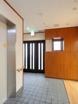 エントランスはオールバリアフリーとなっている。館内の移動はエレベーターを使用することができ、体の不自由な方も楽に移動することができる。