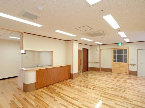 食堂にはライトブラウンのフローリングが敷かれており、温かみのある雰囲気である。入居者様は広く明るい部屋で、食事を楽しむことができる。