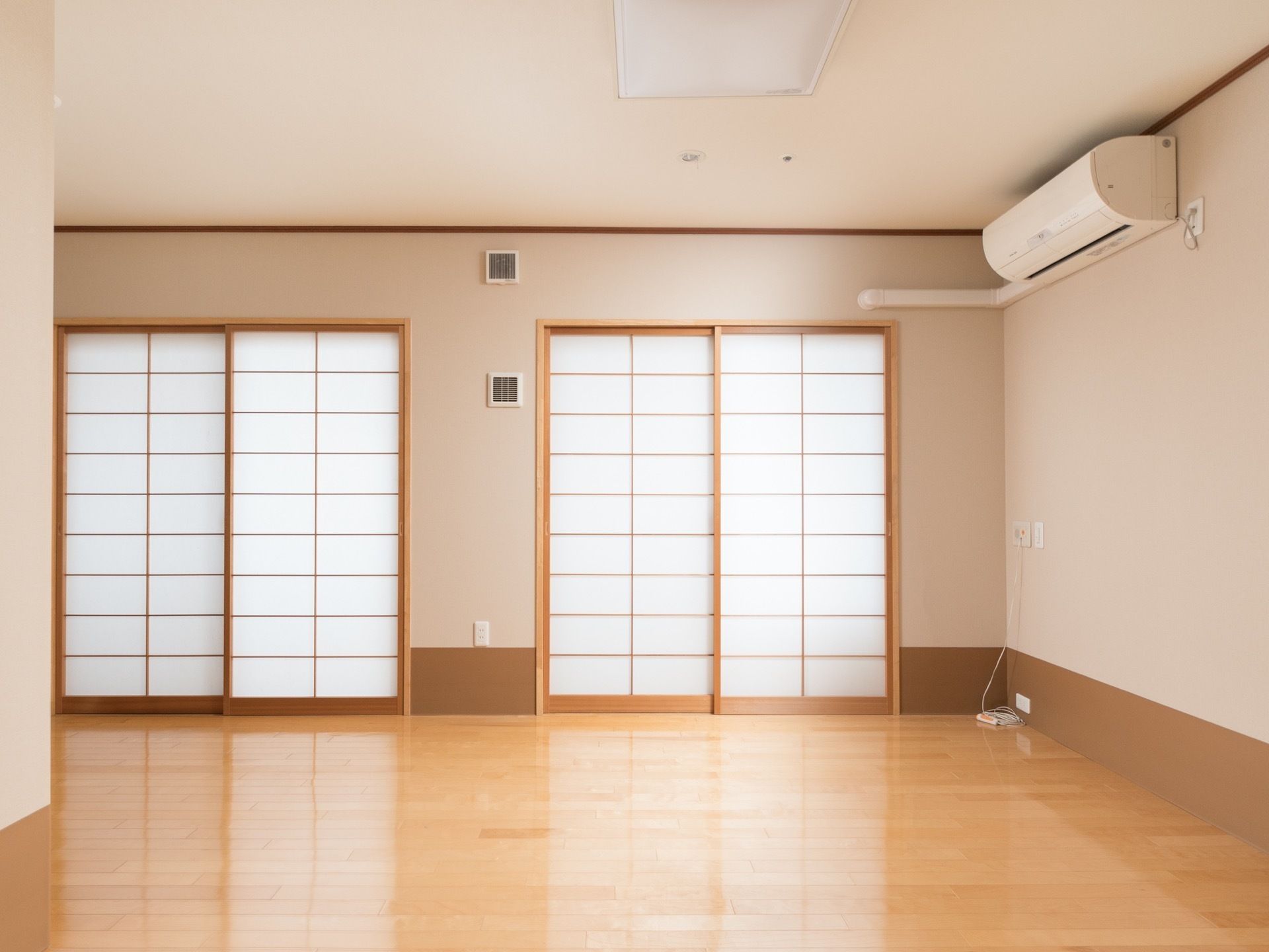 広い空間の居室には、壁付けのエアコンが設置されており、入居者様の好みの温度設定で通年、快適に過ごすことができる。