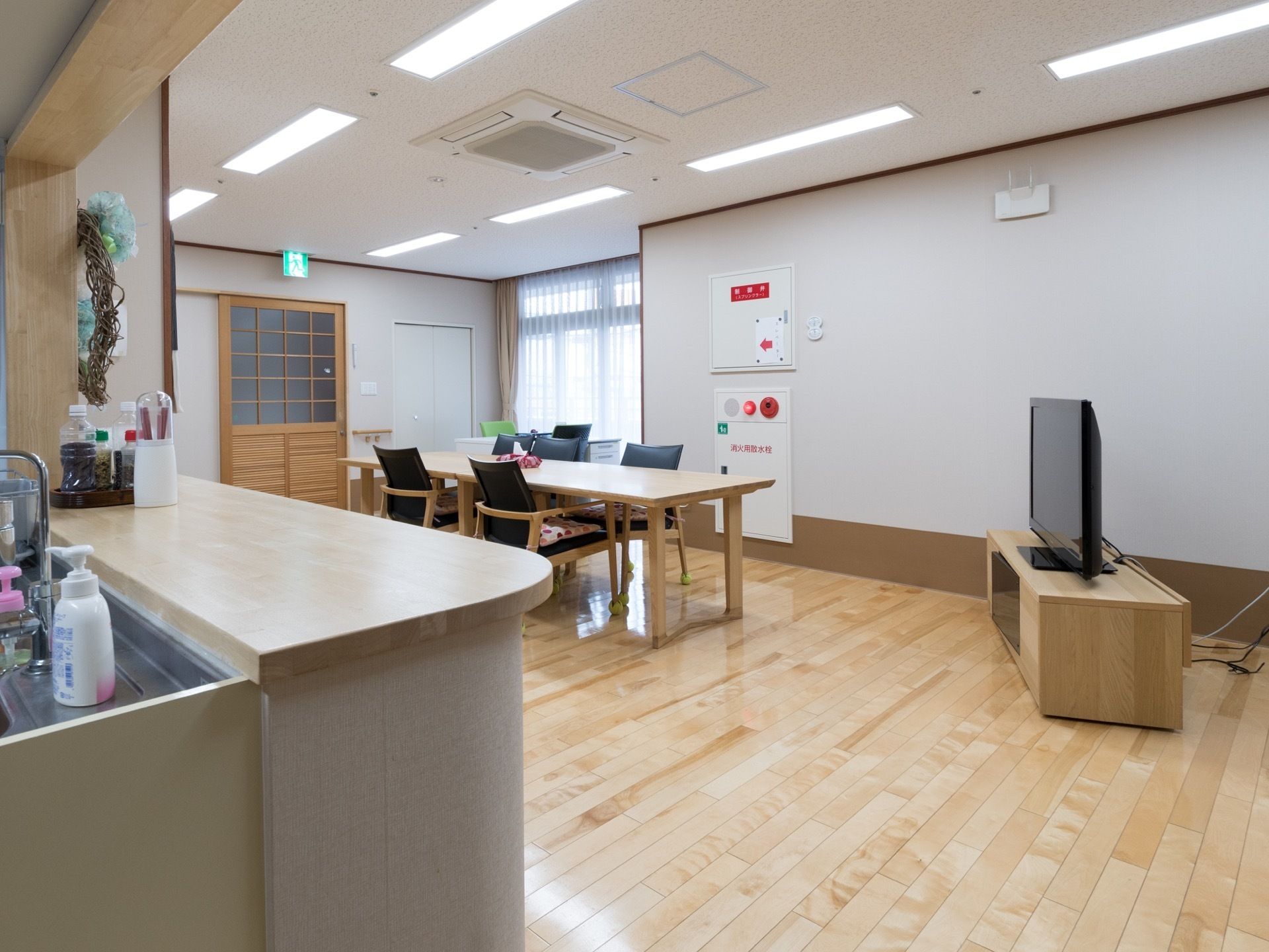 明るく広い空間になっている多目的室は食堂の他に、入居者様の身体機能の回復訓練の場としても使用されている。