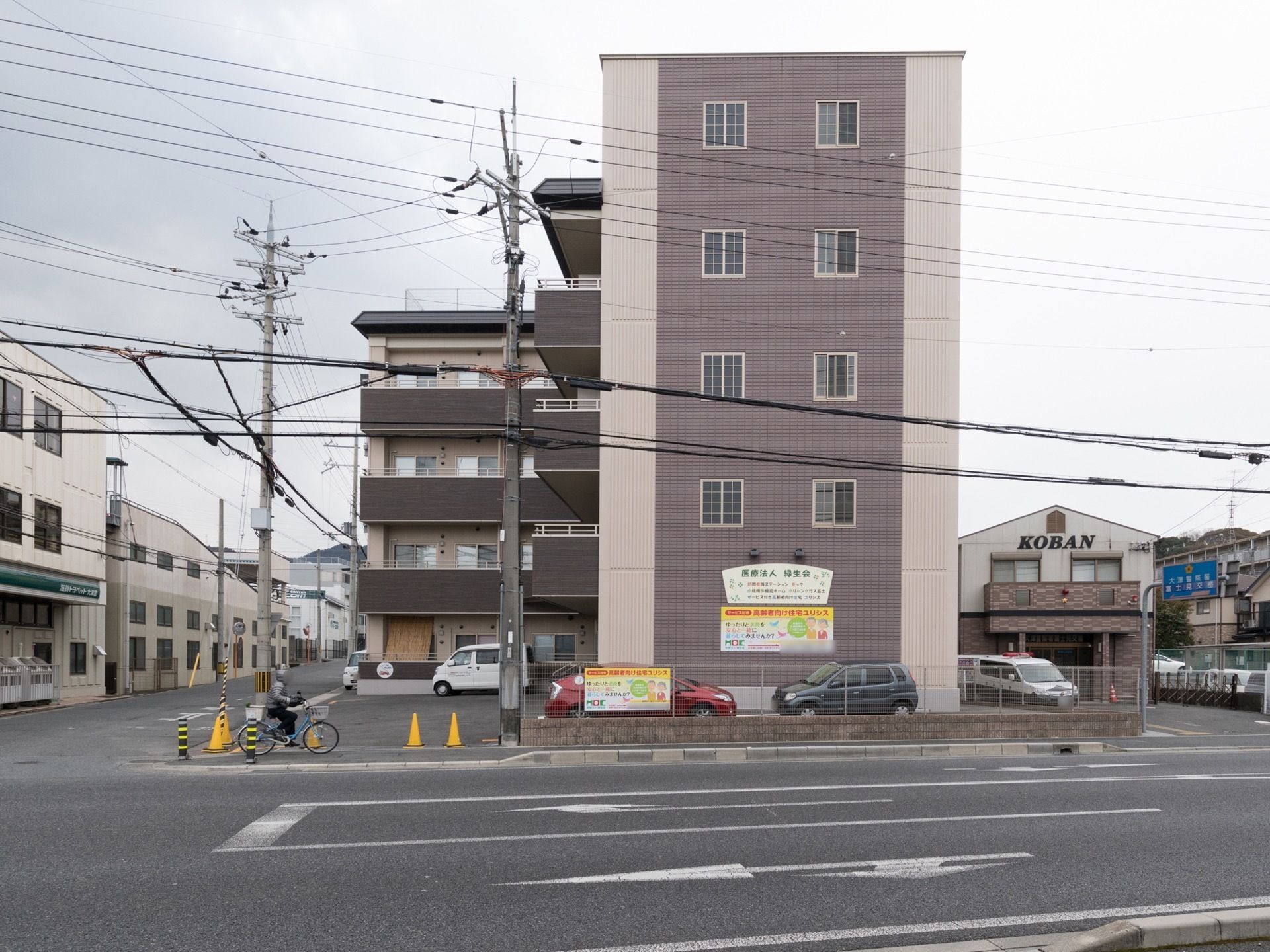 施設の駐車場は主要道路に面しているため、来訪者様や施設関連の車両がスムーズに敷地内に進入することが可能である。