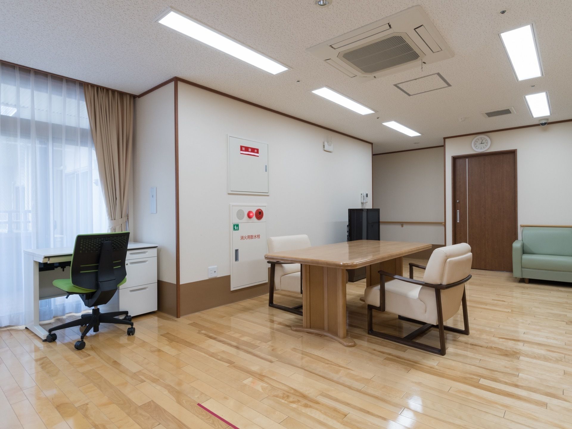 明るい多目的室は用途に応してテーブルや椅子を移動させることができ、入居者様は談話室としても使用することができる。