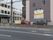 カラフルで大きな文字が分かりやすい施設名が印字された表示板である。道路側に面しているため確認が容易である。