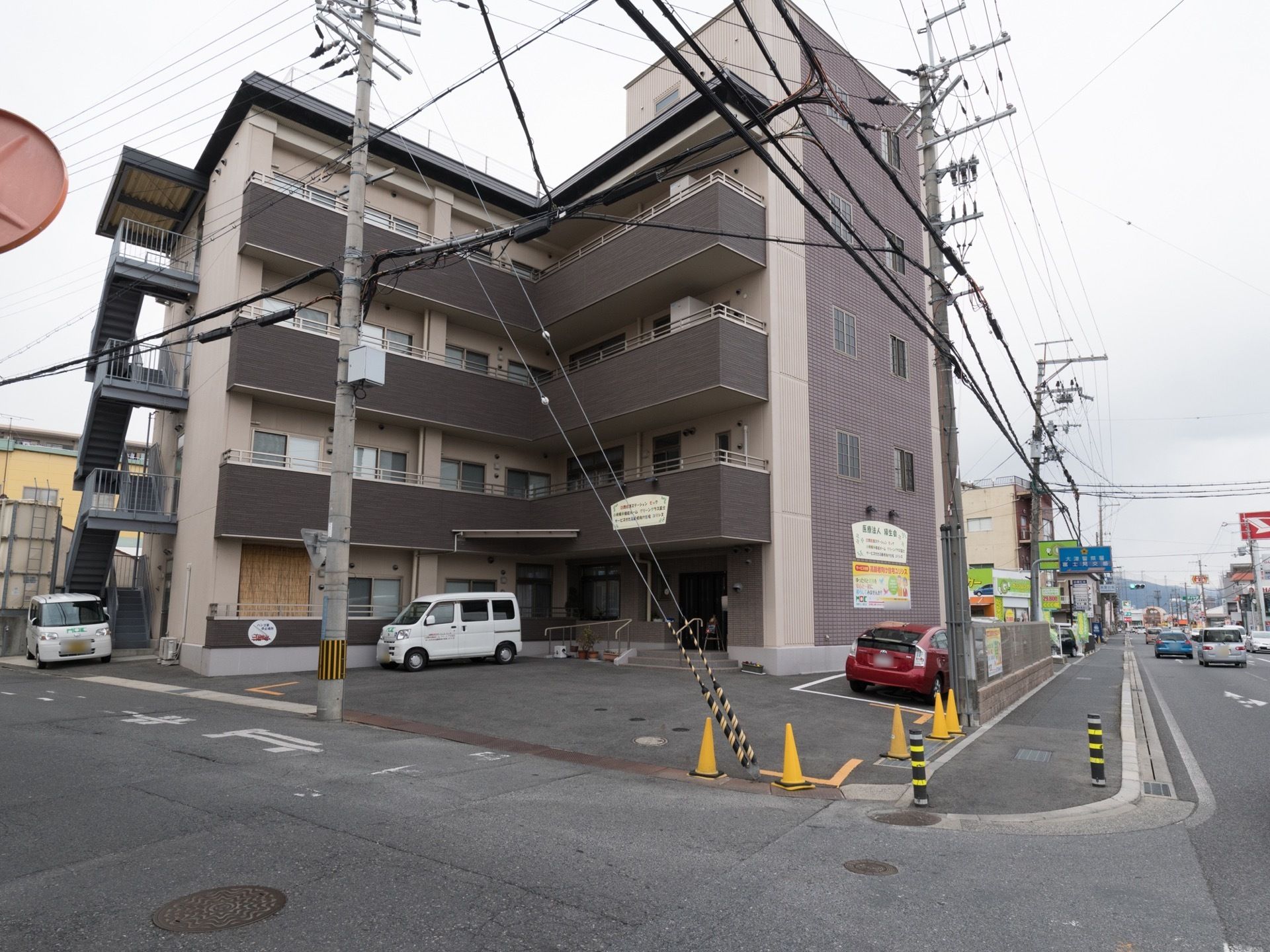 鉄筋コンクリート建ての施設の建物になっている。各階の居室には日当たりの良いルーフバルコニーが設置されている。