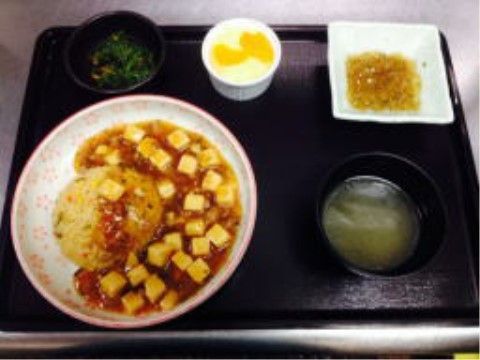 主食、主菜、副菜、汁物の栄養バランスがとれた献立である。さまざまな食材を美味しく食べられるように工夫がされている。