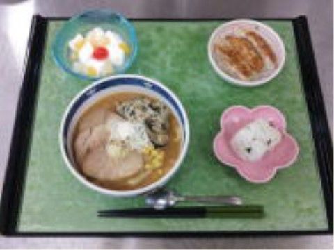 みそラーメン、餃子、おにぎり、デザートの麺類メニュー。ラーメン単品ではなくサイドメニューが豊富で、栄養バランスがとれている。