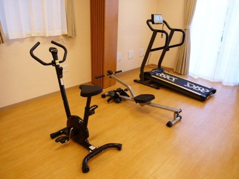 三種類のリハビリテーション機器が設置されている一室