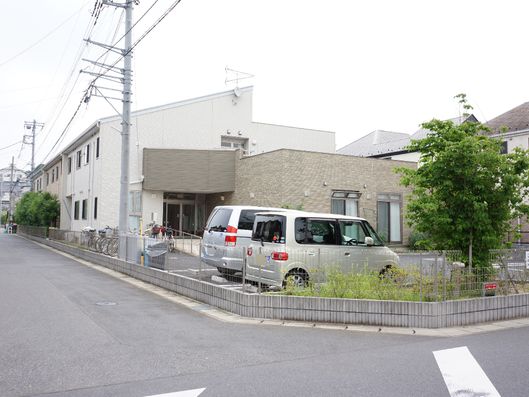 施設の周りの道