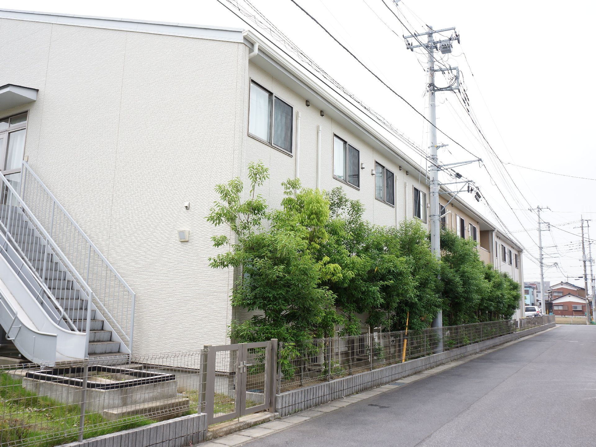 手すり付きの非常階段と滑り台が設置され安全に使用できるように配慮されている。目の前の道路は広く整備され見通しが良い。
